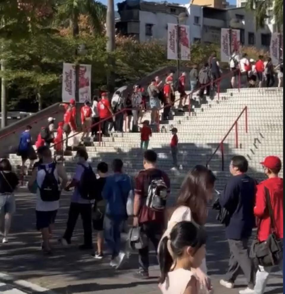 味全龍球迷穿紅色應援服裝，在場外排隊進場。（圖／民眾提供）