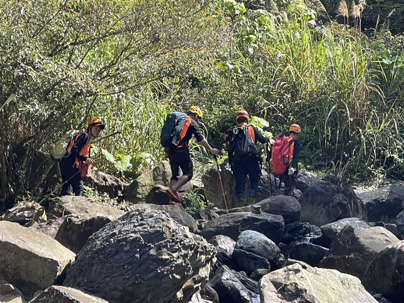 搜救人員在三峽一處山洞旁找到陳男。（圖／翻攝自劉姓網友臉書）