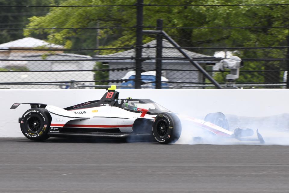 Nolan Siegel se estrella durante una sesión de práctica de las 500 millas de Indianápolis en el Indianapolis Motor Speedway, el viernes 17 de mayo de 2024, en Indianápolis. (AP Foto/Jamie Gallagher)