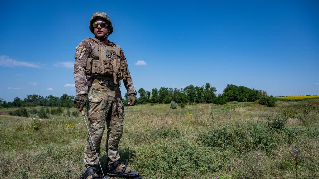 ukrainian troops receive training to counter russian mines near southern frontline