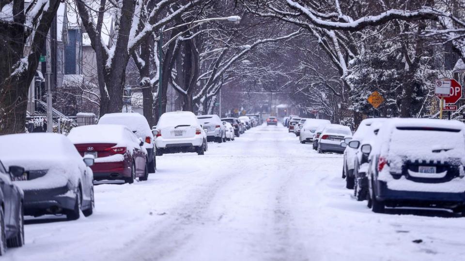 PHOTO: Cars, covered with snow, are seen during snowfall in Chicago, Dec.24, 2017. The most snowfall the Chicago area has seen on December 24 was in 1918, when more than 7 inches of snow accumulated.  (Bilgin S. Sasmaz/Anadolu Agency/Getty Images)