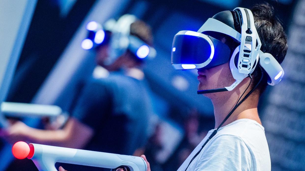 Ein Besucher der Gamescom 2018 probiert an einem Stand ein Videospiel mit einer VR-Brille aus. Die Gamescom in Köln steht dieses Jahr im Zeichen der eSport. Foto: Christophe Gateau