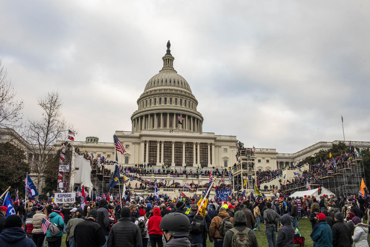 Una turba pro-Trump asalta el Capitolio en Washington luego de que el presidente, en un mitin horas antes, instara a hacerlo, el 6 de enero de 2021. (Jason Andrew/The New York Times)