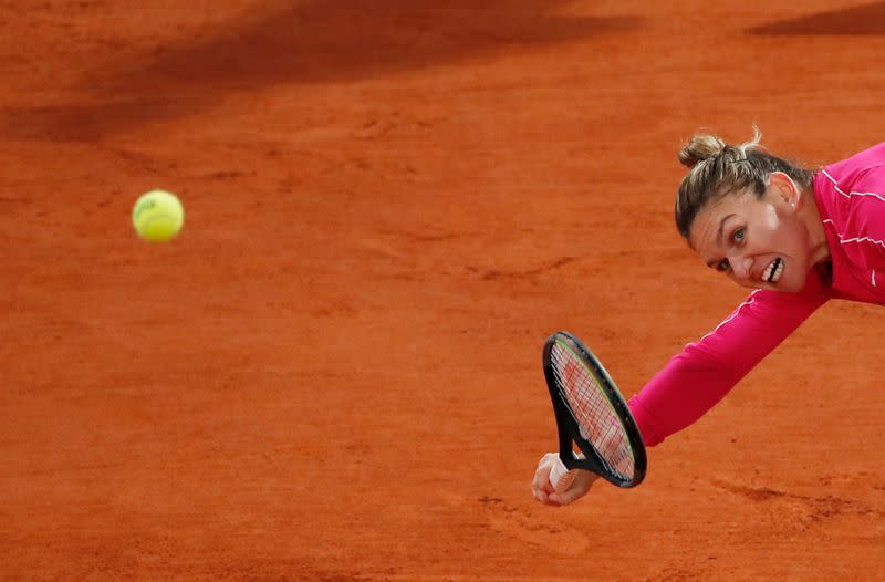 Foto del domingo de Simona Halep en su derrota en octavos de final del Abierto de Francia ante la polaca Iga Swiatek