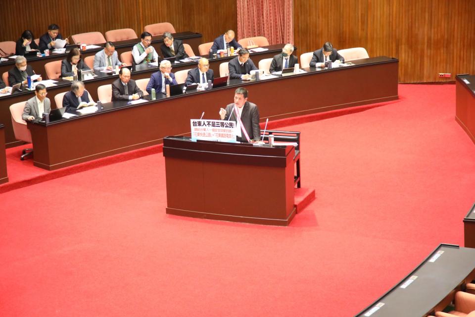 黃仁委員要求行政院給花東鄉親一個安全回家的路---「花東快速公路」不要再政治黨派考量一再的推、拖、拉！(記者包克明攝)