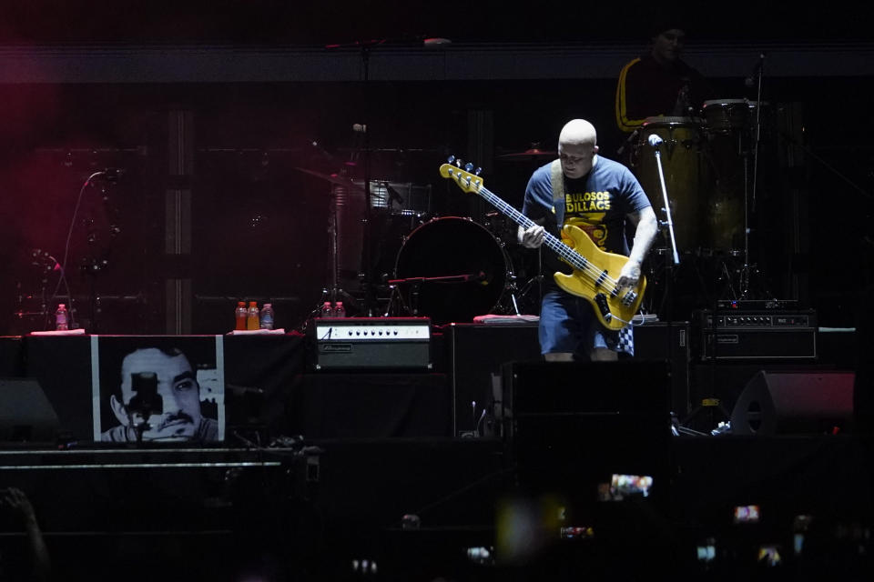 ARCHIVO - El bajista Sr. Flavio de la banda argentina de rock Los Fabulosos Cadillacs se presenta en un concierto gratuito en el Zócalo de la Ciudad de México el sábado 3 de junio de 2023. Los Fabulosos Cadillacs debutarán en el Hollywood Bowl de Los Angeles el 24 de septiembre de 2023. (Foto AP/Aurea Del Rosario, archivo)