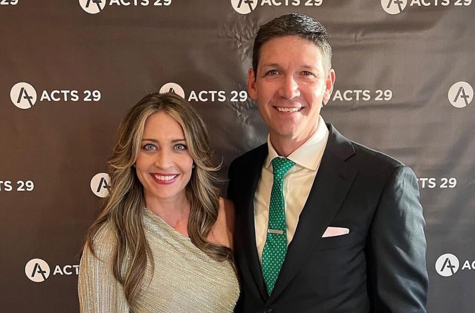 Married Megachurch Pastor Who Stepped Away After Messaging Another Woman Returns to Pulpit