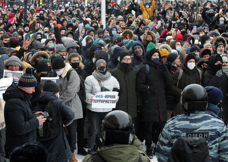 Navalny supporters protest his arrest in Kazan