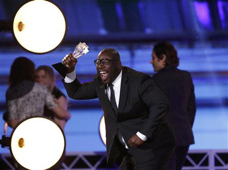 Director Steve McQueen holds up the award for best picture for the film "12 Years a Slave" at the 19th annual Critics' Choice Movie Awards in Santa Monica, California January 16, 2014. REUTERS/Mario Anzuoni