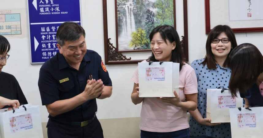 三重警分局長黃南山提前慶祝母親節，9 日準備水果茶贈送給警察媽媽們，誠摯表達感謝與敬意。（圖／翻攝畫面）