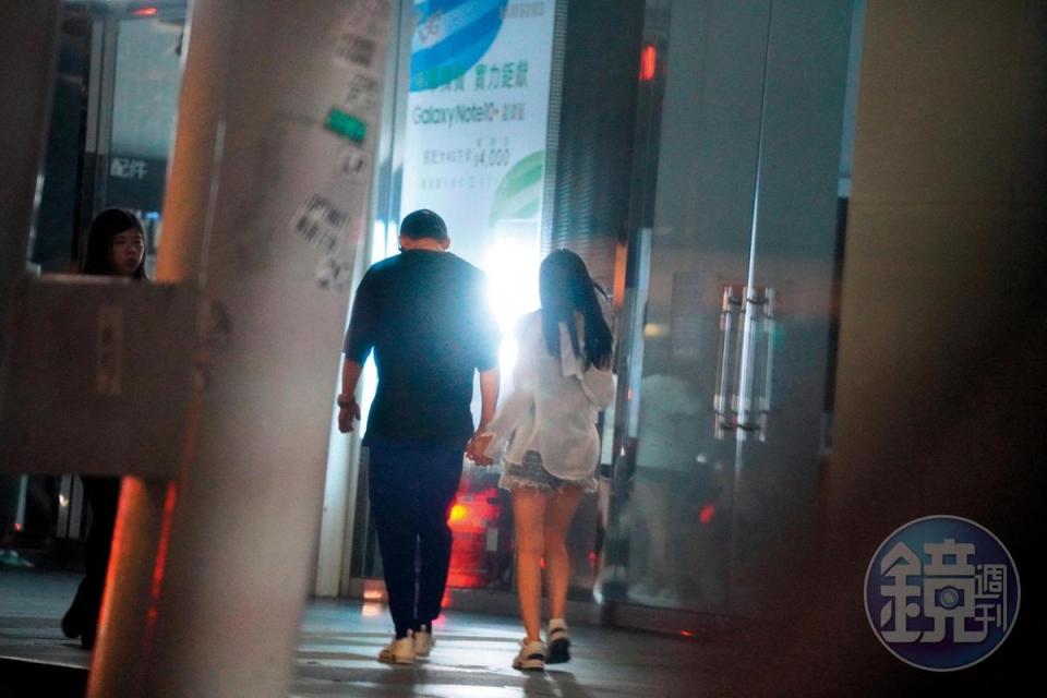 9月1日　04：37　黃宏軒牽著陳亮君的手，在信義區街頭漫步。