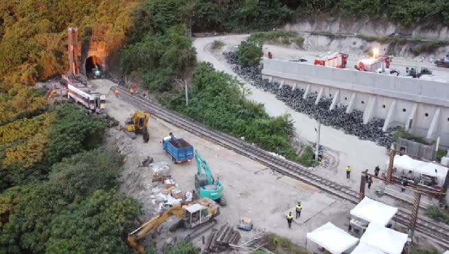 快新聞／太魯閣號死傷最慘「第8節車廂拖出」 車頭被削一半、車體嚴重受損