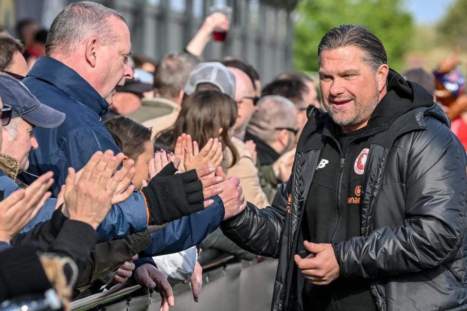 Welling manager Rod Stringer thanks the supporters. <i>(Image: Dave Budden)</i>