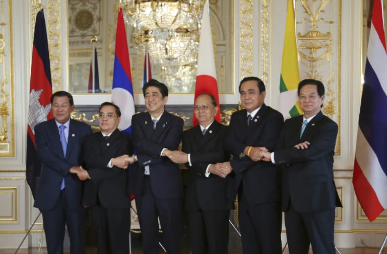 'Mekong Five' leaders are welcomed by Japanese Prime Minister Shinzo Abe (3rd R) prior to the 7th Mekong-Japan Summit in Tokyo on July 4, 2015