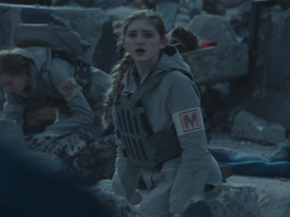 prim looking for katniss in the capitol bombing in the hunger games mockingjay part 2