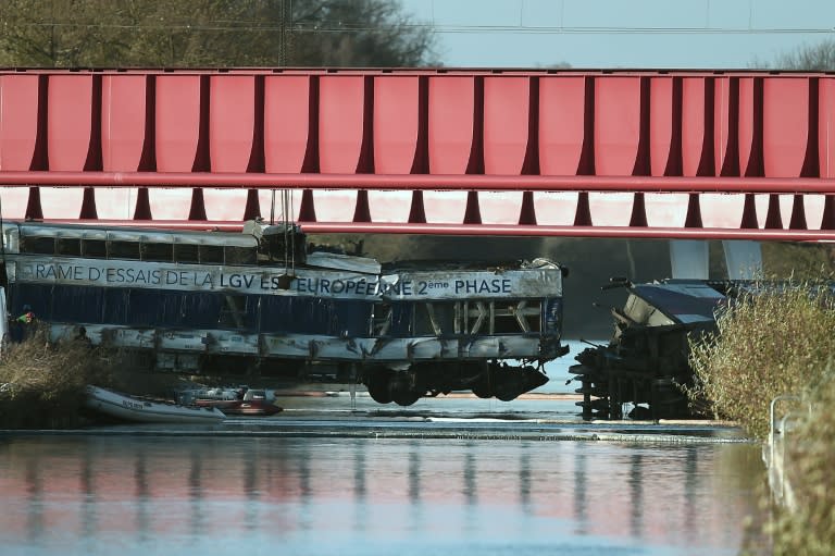 Accident d'une rame d'essais de TGV tombée dans un canal à Eckwersheim, au lendemain de son déraillement, près de Strasbourg, le 15 novembre 2015 dans le Bas-Rhin (Frederick FLORIN)