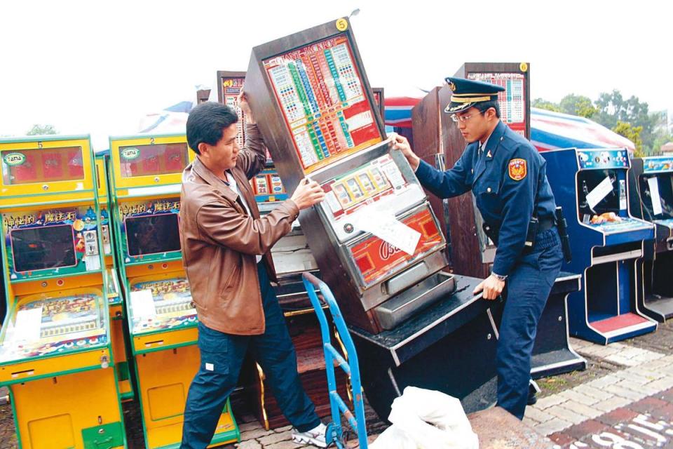 張董靠製造賭博電玩機台起家，後來轉型走正途。圖為警方查扣非法賭博電玩。（中央社）