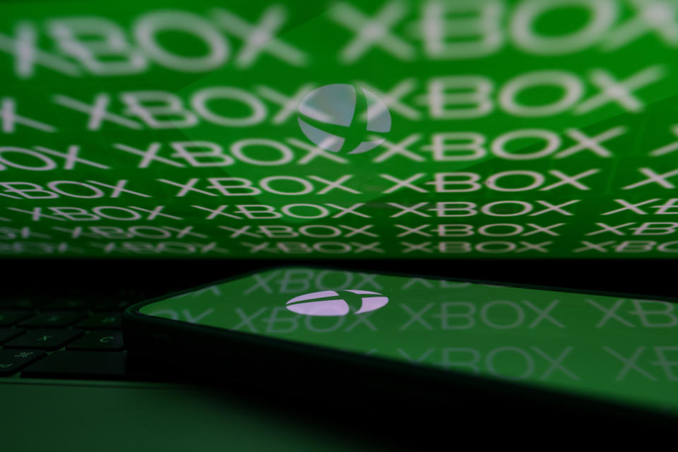 En esta foto ilustración logotipo de Xbox se muestra en la pantalla de un teléfono móvil delante de una pantalla de ordenador portátil que muestra ''Xbox'' en Ankara, Turquía, el 21 de mayo de 2024. (Photo by Ahmet Serdar Eser/Anadolu via Getty Images)