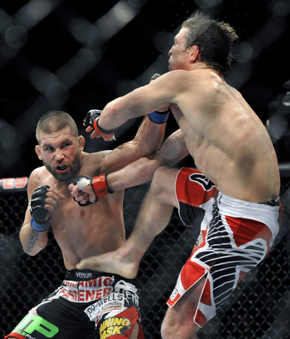 Jeremy Stephens left, fights Darren Elkins right, during the featherweight bout of an UFC mixed martial arts match in Chicago, Saturday, Jan., 25, 2014. (AP Photo/Paul Beaty)