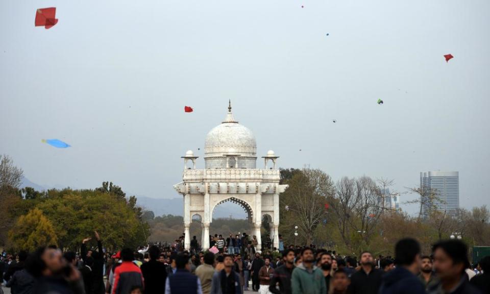 PAKISTAN-CULTURE-KITES-FESTIVALPakistani kite flyers fly kites at a park in Islamabad during the Basant Kite Festival.