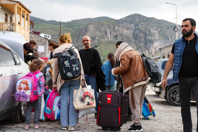 Los refugiados cargan sus autos mientras abandonan el centro de registro de la Cruz Roja en Goris, el 25 de septiembre de 2023.