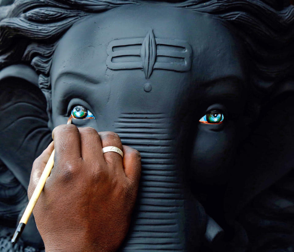 <p>An Indian artist gives the finishing touch to Hindu elephant-headed god Lord Ganesha during preparations for the upcoming Ganesh Chaturthi festival at a roadside workshop in Bangalore, India, Aug. 31, 2016. (Photo: JAGADEESH NV/EPA)</p>