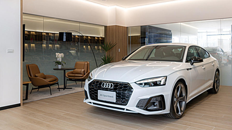 採用 Audi Progressive Retail Concept設計概念，透過更多溫暖色調的材質期望拉近與客戶間的距離。(圖片來源/ Audi)