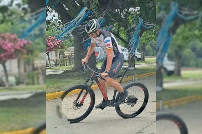 Lionel Scaloni despuntó arriba de su bicicleta en Pujato, Santa Fe