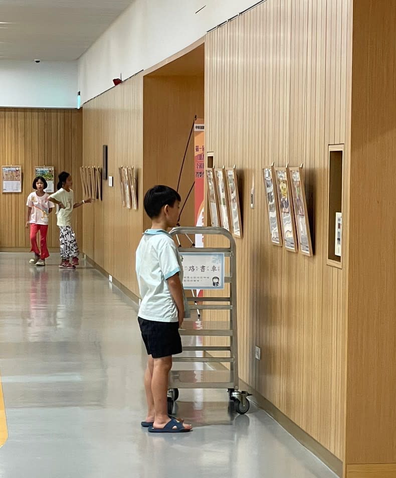 中華民國圖書館學會七十週年，首屆「圖書館與我」全國圖文賽巡迴，首站至台南，於市圖新總館展出。 （記者林雪娟攝）