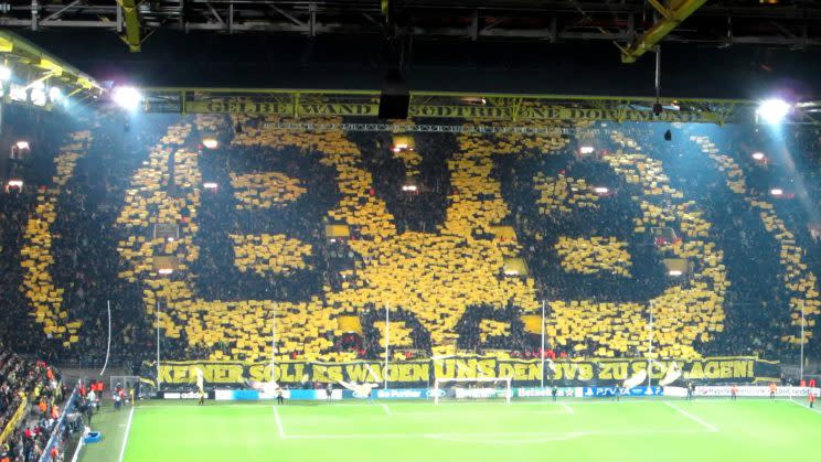 <p>Encore une belle soirée européenne pour le Borussia. Elle commence avec un écusson géant dessiné par ses supporters. Et elle se terminera avec avec une victoire 1-0 de ses joueurs.</p>