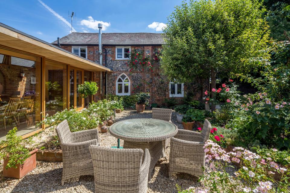 alscot lodge outdoor dining area