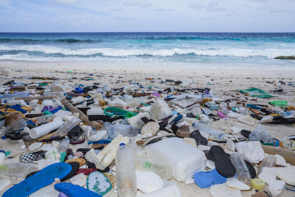 Schon  heute müsste man an vielen Urlaubsorten gar nicht auf Photoshop setzen, um das Plastikmüll-Problem einzufangen. Hier der Strand Greta Beach in Australien. (Bild: Getty Images)