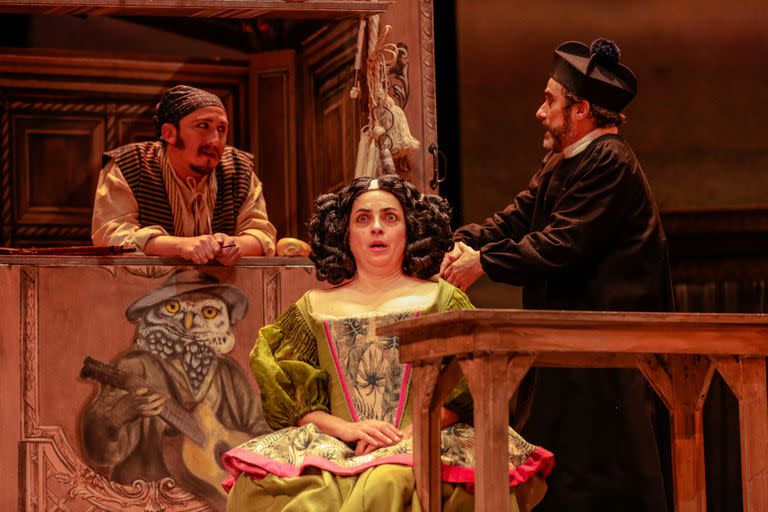 Julián Cabrera, Paola Barrientos y Javier Lorenzo en un de las escenas de La comedia es peligrosa, la propuesta con la cual el Teatro Nacional Cervantes celebra sus 100 años de vida