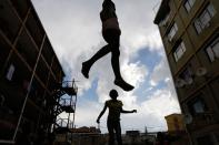 <p>Kinder hüpfen auf einem Trampolin des Alexandra Trampoline Clubs in Johannesburg, Südafrika. Das Trampolinspringen ist eines der raren Freizeitangebote in einem der ältesten und ärmsten Bezirke in Johannesburg. (Bild: Kim Ludbrook) </p>