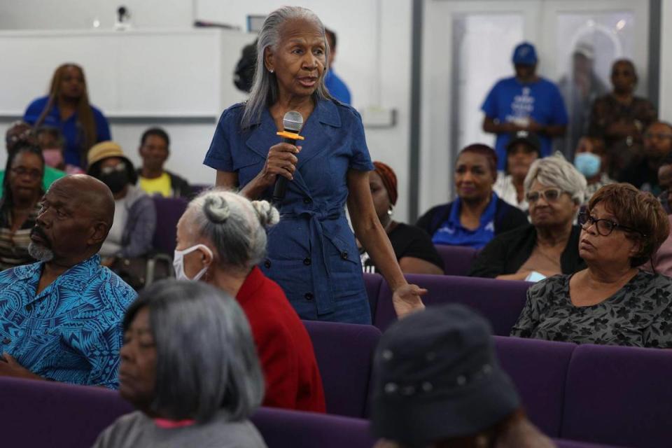 Jacqueline Culver Simpson hace una pregunta en la conferencia de prensa, sobre cuándo Brownsville proporcionará más información sobre el plan de Hialeah de incorporar la zona industrial de Brownsville, el lunes 24 de abril de 2023 en Brownsville Church of Christ. La zona incluye almacenes industriales y también viviendas y la iglesia.