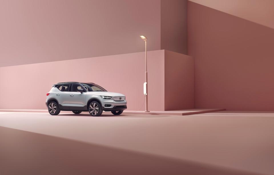 259201_Volvo_XC40_Recharge_P8_AWD_in_Glacier_Silver.jpg