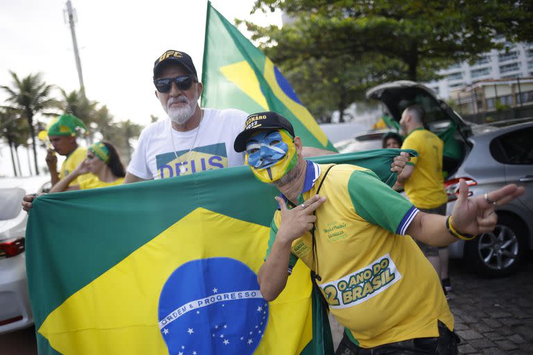 Los partidarios del presidente Jair Bolsonaro se reúnen frente al condominio donde el presidente tiene una casa, en Barra da Tijuca, zona oeste de Río