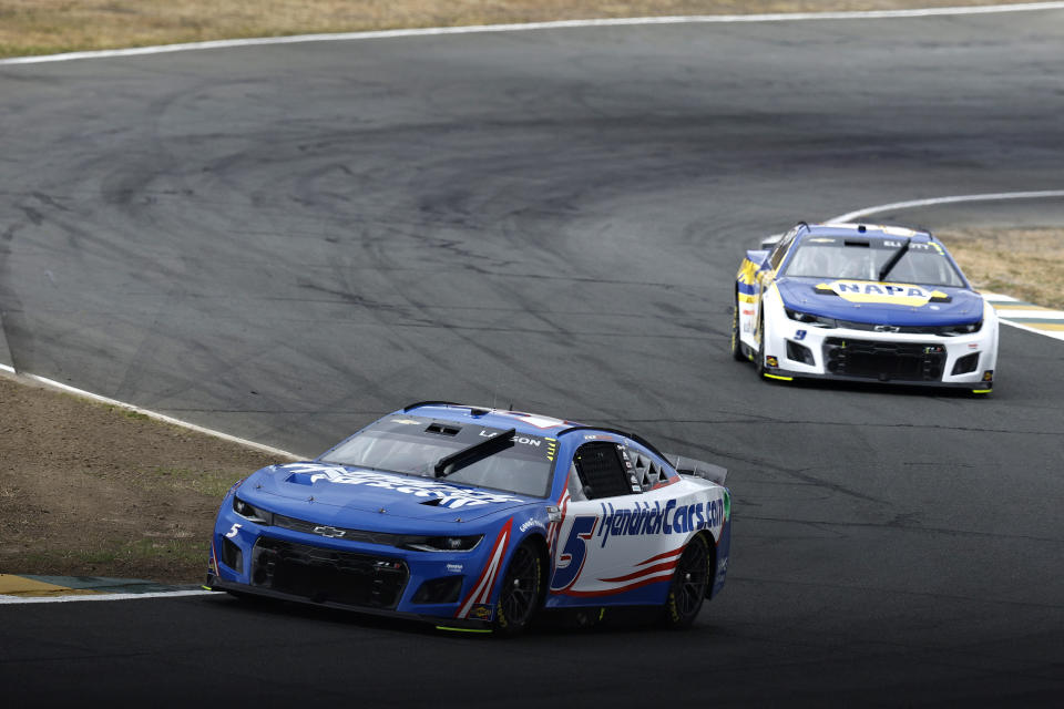 SONOMA, CALIFORNIA - JUNE 12: Kyle Larson, driver of the #5 HendrickCars.com Chevrolet, and Chase Elliott, driver of the #9 NAPA Auto Parts Chevrolet, race during the NASCAR Cup Series Toyota/Save Mart 350 at Sonoma Raceway on June 12, 2022 in Sonoma, California. (Photo by Sean Gardner/Getty Images)