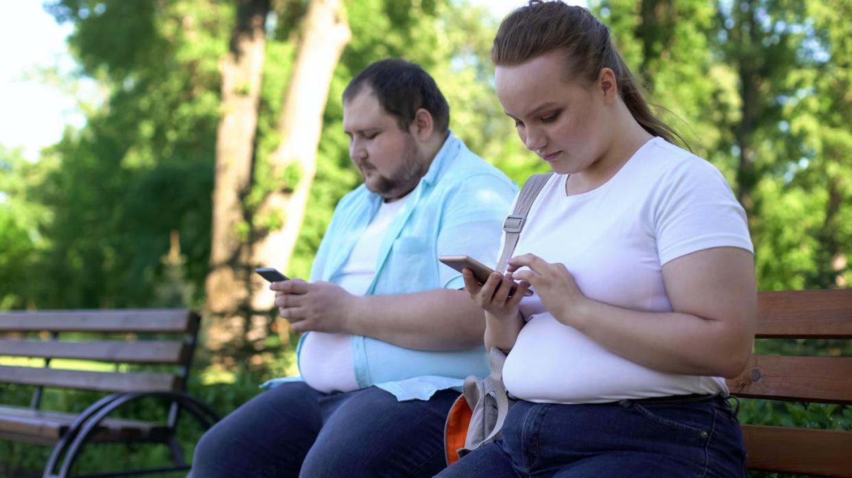 <a href="https://www.shutterstock.com/es/image-photo/obese-young-couple-chatting-social-networks-1271395744" rel="nofollow noopener" target="_blank" data-ylk="slk:Motortion Films / Shutterstock;elm:context_link;itc:0;sec:content-canvas" class="link ">Motortion Films / Shutterstock</a>