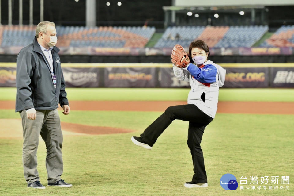 台中市長盧秀燕前往洲際棒球場開球，力挺中華隊，並預祝摘金奪冠。