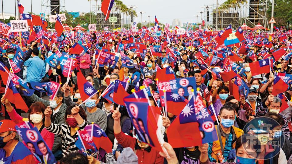 選前超級星期天，侯友宜在高雄夢時代廣場旁舉辦造勢，喊出12萬人到場力挺。