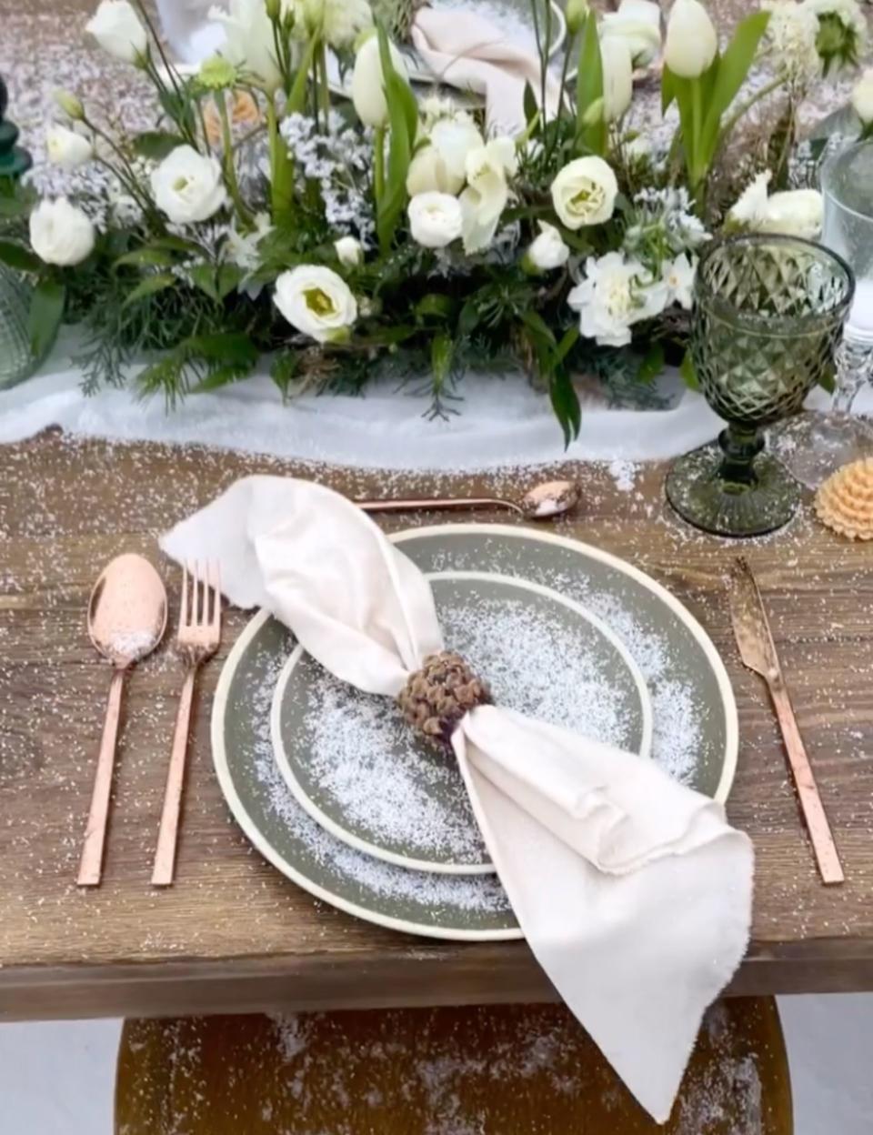 Une table de mariage d'hiver à la montagne