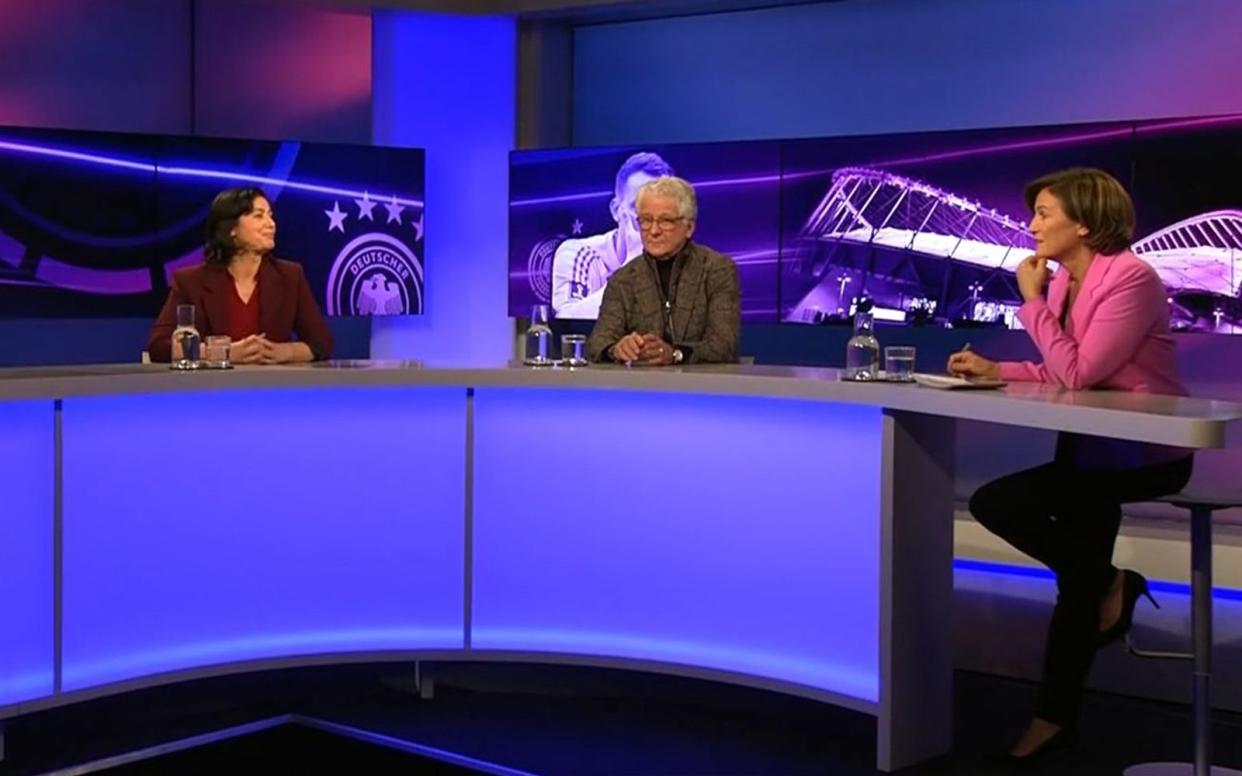 Hatice Akyün und Marcel Reif diskutieren mit Sandra Maischberger (rechts) die Geste der DFB-Elf.  (Bild: ARD / WDR)