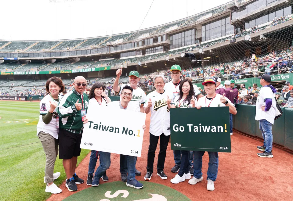 The organizers of SF Taiwan Day 2024 with NVIDIA Founder & CEO Jensen Huang. (Photo by SF Taiwan Day)