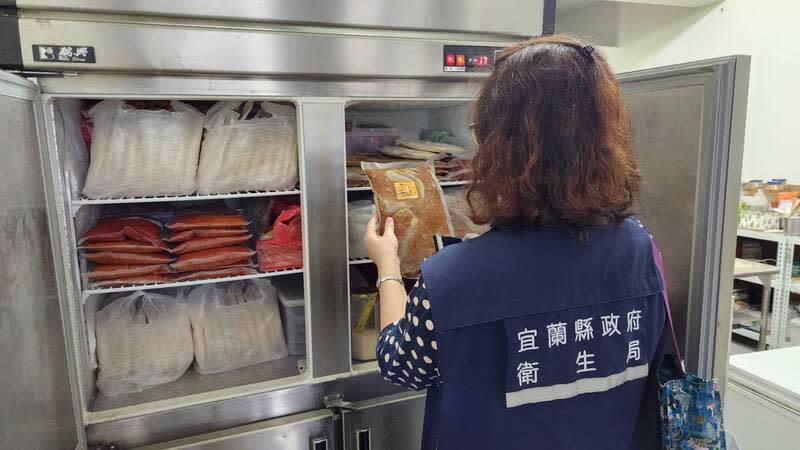 新北黑胡椒粉檢出蘇丹紅  宜蘭稽查食品業者 新北市優奇公司自主送檢黑胡椒細粉驗出蘇丹紅色 素，宜蘭縣衛生局接獲通知後，立即派員至食品業者 稽查，經查業者曾進貨2公斤黑胡椒細粉，除已銷售 給散客部分外，衛生局已將這批產品及其它相關產品 預防性下架。 （宜蘭縣政府衛生局提供） 中央社記者王朝鈺傳真  113年4月28日 