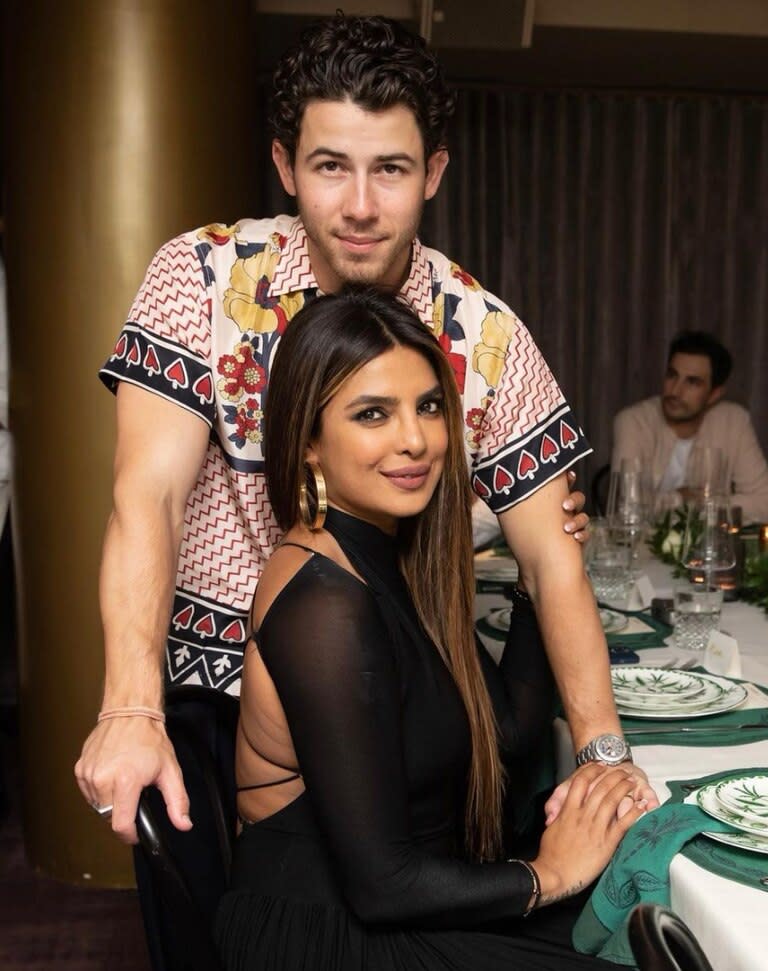 Priyanka Chopra junto a Nick Jonas en una fiesta organizada en su restaurante