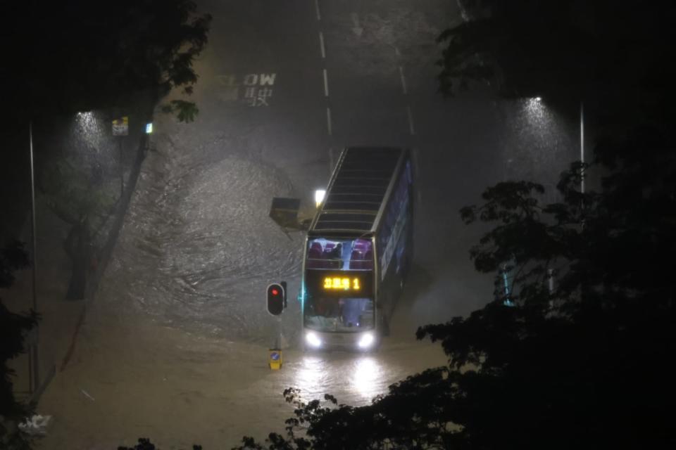 暴雨期間，仍然有巴士路經