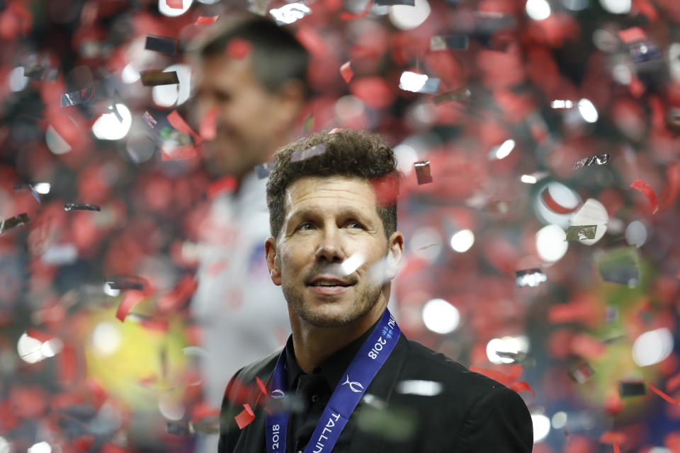 El argentino Diego Simeone, técnico del Atlético de Madrid, sonríe bajo una lluvia de confeti luego de derrotar al Real Madrid en la final de la Supercopa de Europa, el miércoles 15 de agosto de 2018, en Tallin, Estonia (AP Foto/Pavel Golovkin)