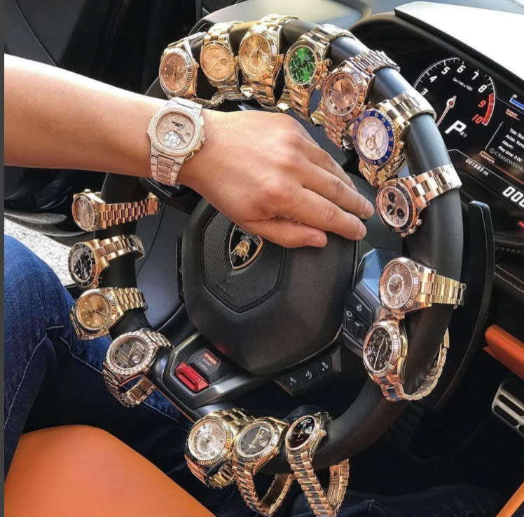 <p>Was man nicht alles tut im Sammelwahn… Um vor der Instagram-Gemeinde zu prahlen, hat dieser Fan exklusiver Uhren seine Schätze am Lenkrad seines Lamborghini befestigt. Das dürfte ein wenig Arbeit gewesen sein. Denn die Uhrenarmbänder lassen sich nicht einfach so komplett öffnen. Um sie in dieser Art am Lenkrad zu drapieren, muss schon ein filigraner Schraubenzieher her. (Bild: Instagram/superrichlub) </p>