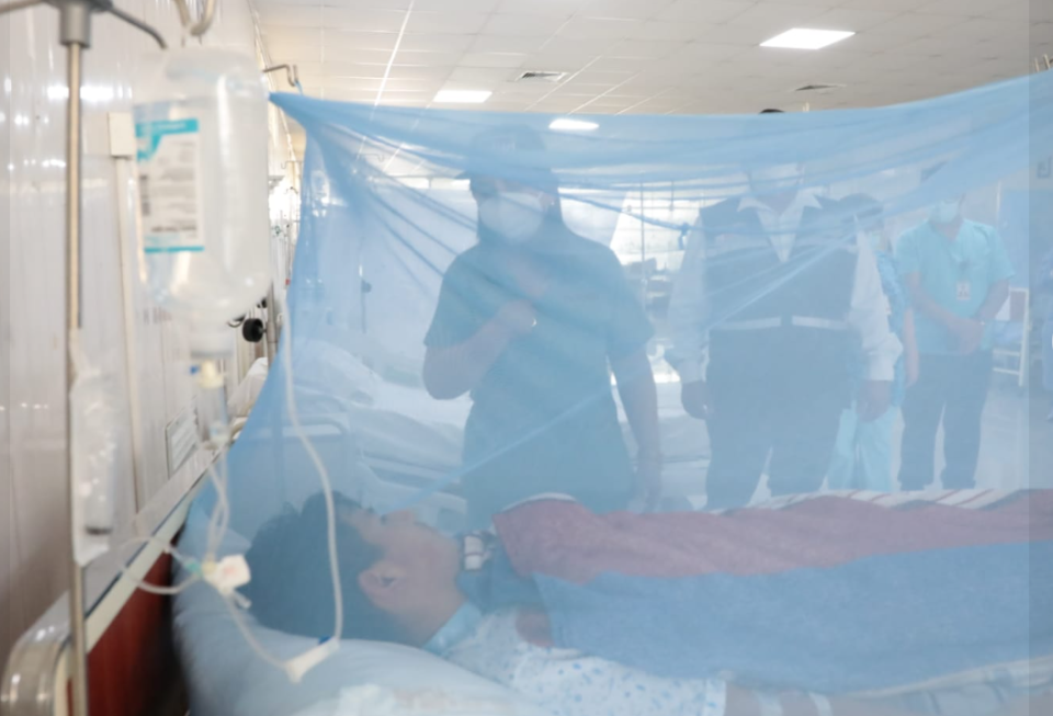 Health Minister Rosa Gutiérrez made her third unannounced visit to the Hospital Nacional Dos de Mayo where she inspected the areas of hospitalization, emergencies and, eventually, visited patients with #dengue to assess their improvement.
